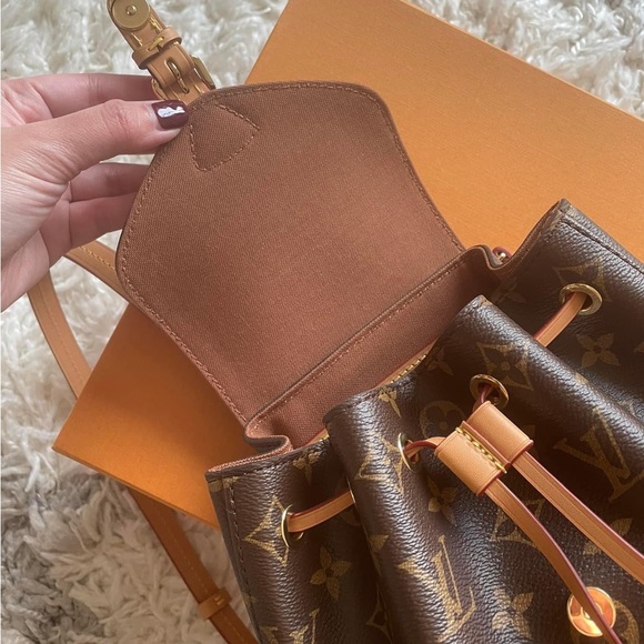 Perfect condition! Comes with receipt and box - Picture 3 of 7